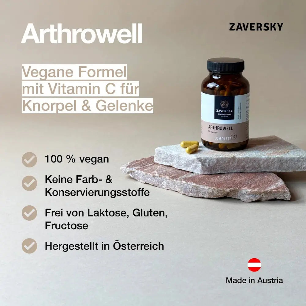 Arthrowell Kapseln von Zaversky im Braunglas auf Steinplatten, mit Hinweisen auf vegane Formel, Vitamin C und Herstellung in Österreich.