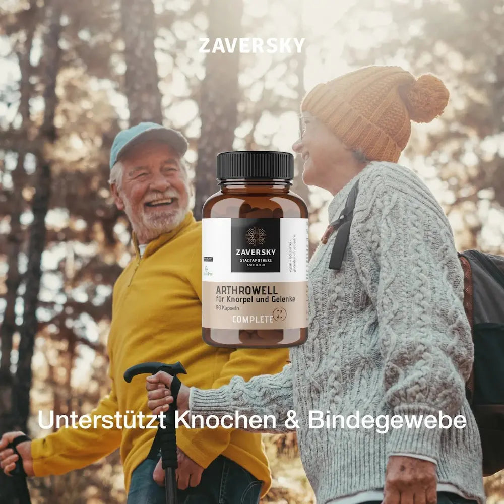 Zaversky Arthrowell Complete für Knorpel und Gelenke, 90 Kapseln in brauner Glasflasche, vor wanderndem Seniorenpaar im Wald