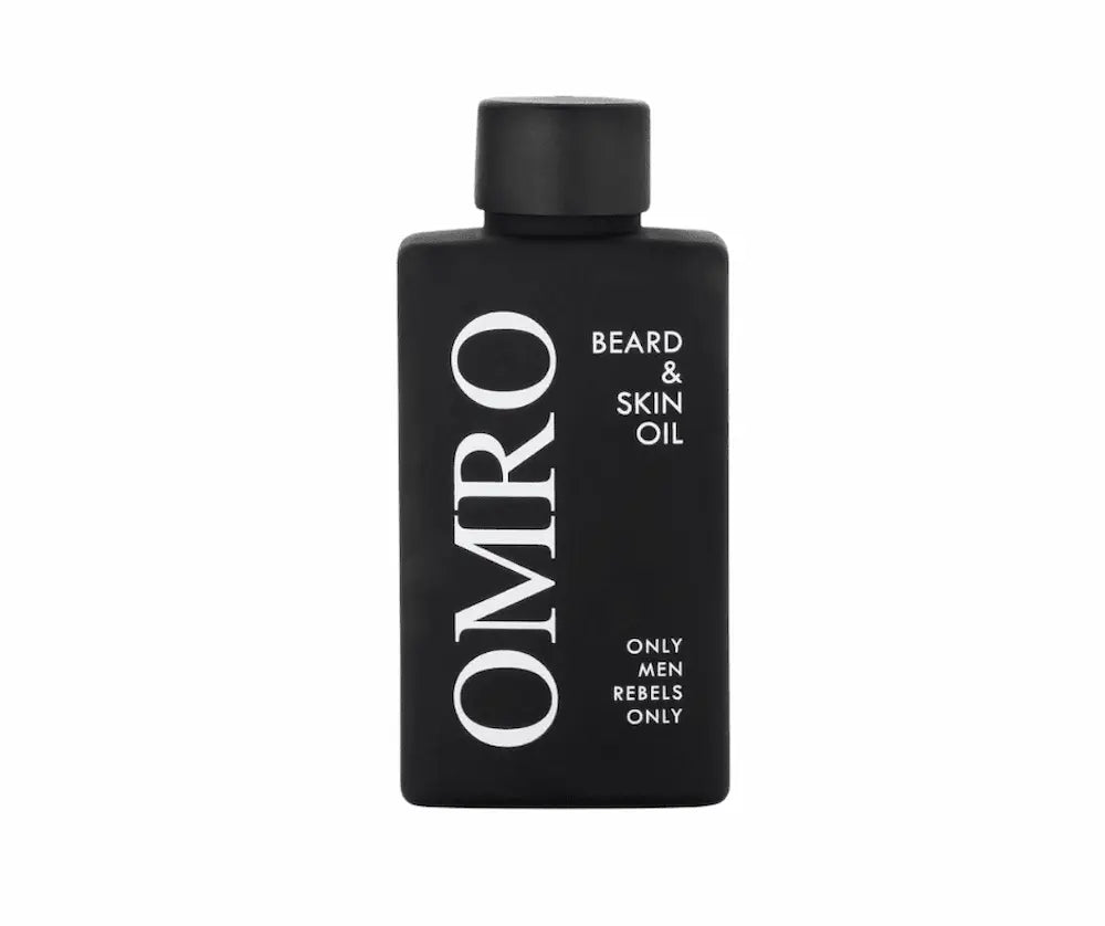 OMRO Beard & Skin Oil in schwarzer, rechteckiger Flasche mit schwarzem Deckel und weißer Aufschrift „Only Men Rebels Only“, Vorderansicht.