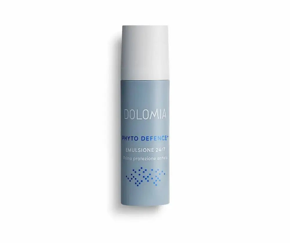 Dolomia Phyto Defence+ Emulsione 24/7 Prima protezione antietà in hellblauer Pumpflasche mit weißer Kappe, Vorderansicht