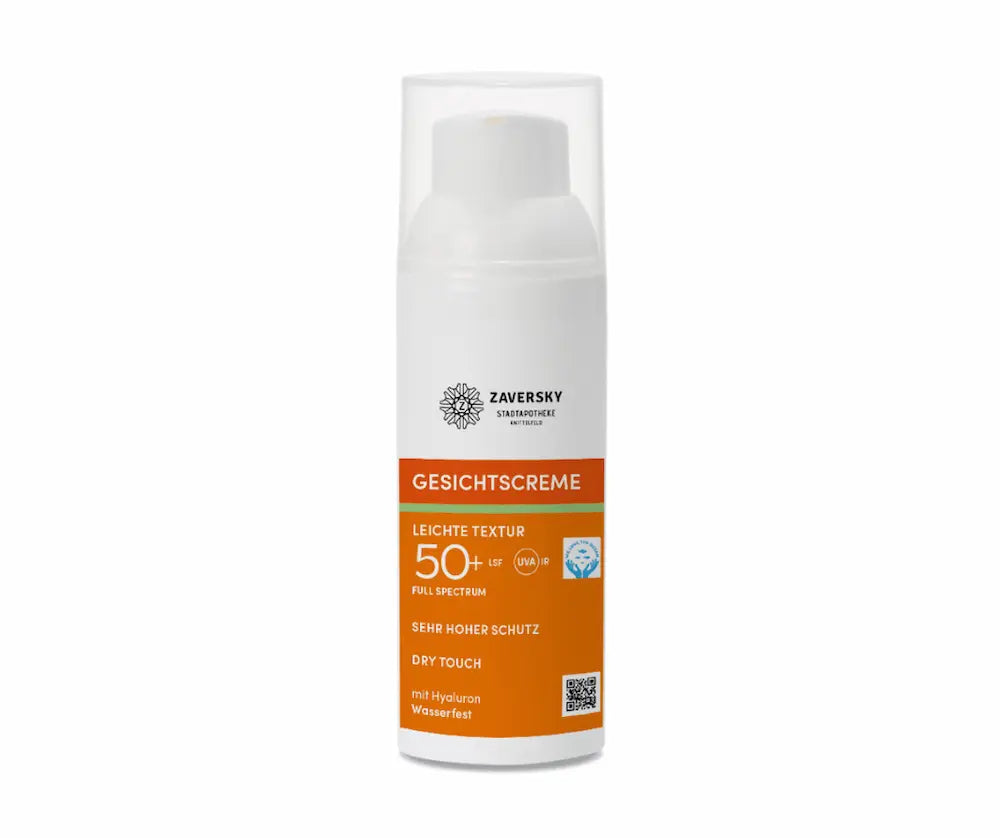 Zaversky Gesichtscreme LSF 50+ im weißen Airless-Spender mit orangem Etikett, leichte Textur, sehr hoher Schutz, mit Hyaluron