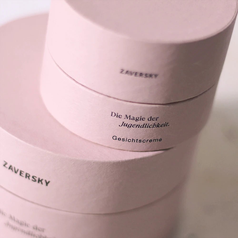 Zwei rosafarbene Zaversky Gesichtscreme-Verpackungen gestapelt mit Aufschrift „Die Magie der Jugendlichkeit“ in Nahaufnahme