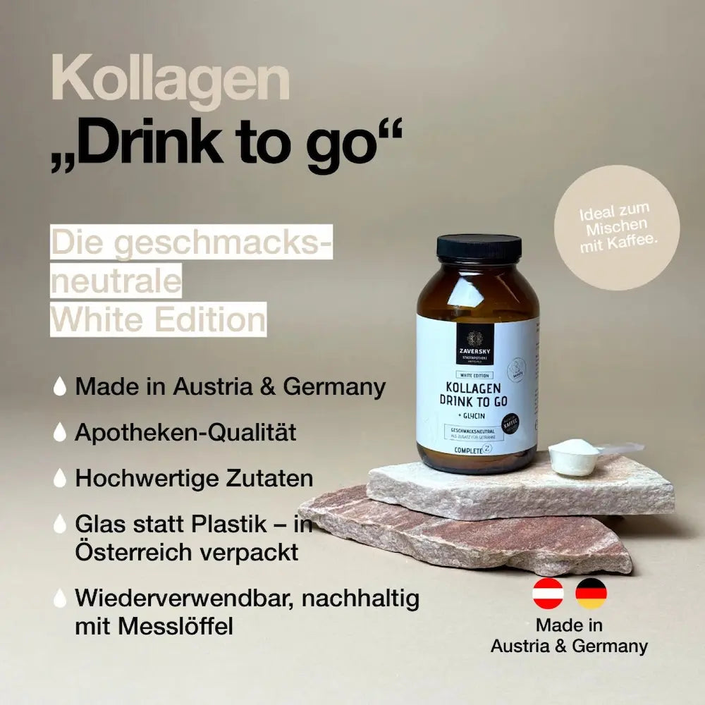 Zaversky Kollagen Drink to Go White Edition mit Glycin im Braunglas, geschmacksneutral, mit Messlöffel auf Steinpodest.