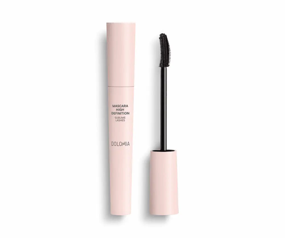 Dolomia Mascara High Definition Sublime Lashes in rosafarbener Tube mit geöffnetem schwarzem Applikator und geschwungener Bürste