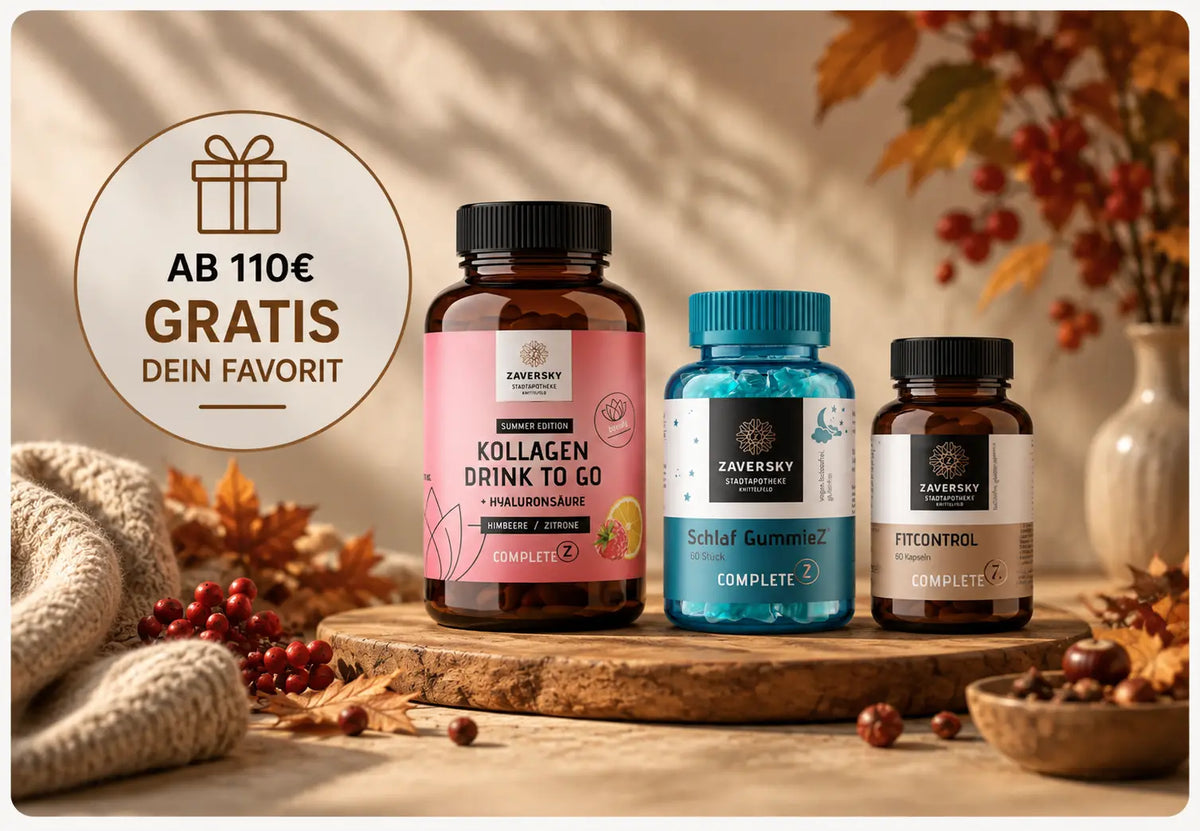 KI generiert - Herbstliche Aktionsgrafik von Zaversky mit Kollagen Drink to Go, Schlaf GummieZ und Fitcontrol, dazu Badge „Ab 110 € gratis dein Favorit"