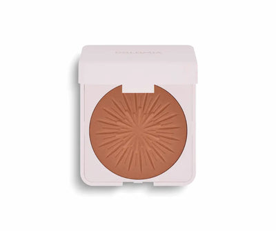 Geöffnetes Bräunungspuder von Dolomia in heller rosa Dose mit braunem Puder und sonnenförmigem Relief, Vorderansicht.