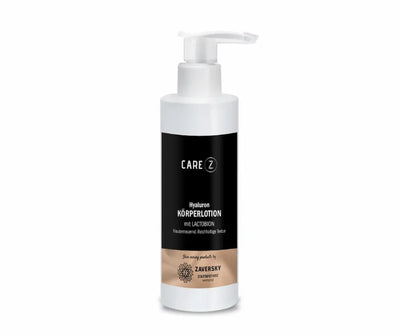 CARE Z Hyaluron Körperlotion mit Lactobion, weißer Pumpspender mit schwarz-beigem Etikett, hauterneuernd, reichhaltige Textur.