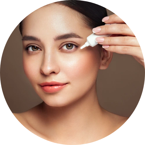 Klopfe die osmotische Augencreme Premium morgens und abends sanft ein.