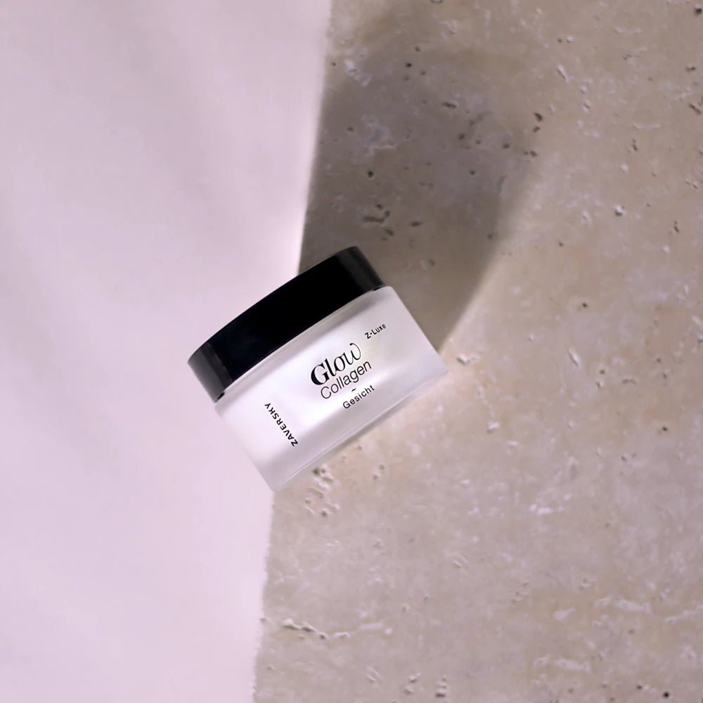 Zaversky Z-Luxe Glow Collagen Gesichtscreme im weißen Glastiegel mit schwarzem Deckel auf hellem Steinuntergrund