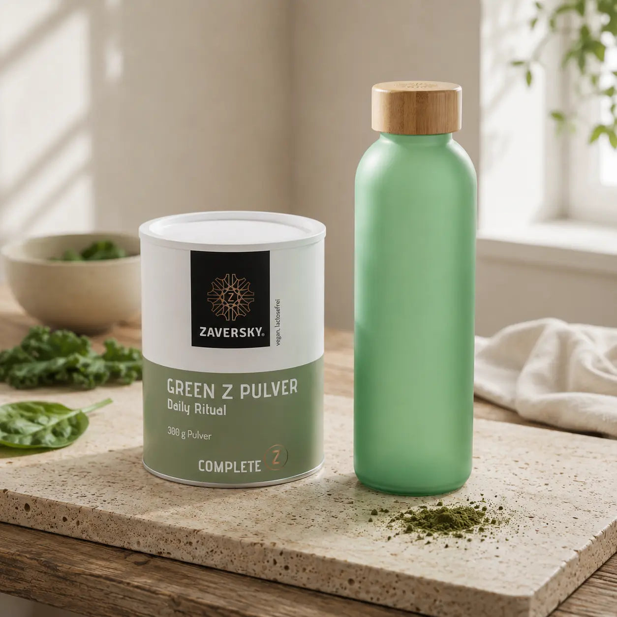 Green Z Pulver Daily Ritual von Complete Z, Dose mit 300 g Pulver neben grüner Glasflasche, dekoriert mit Grünkohl auf Holztisch.