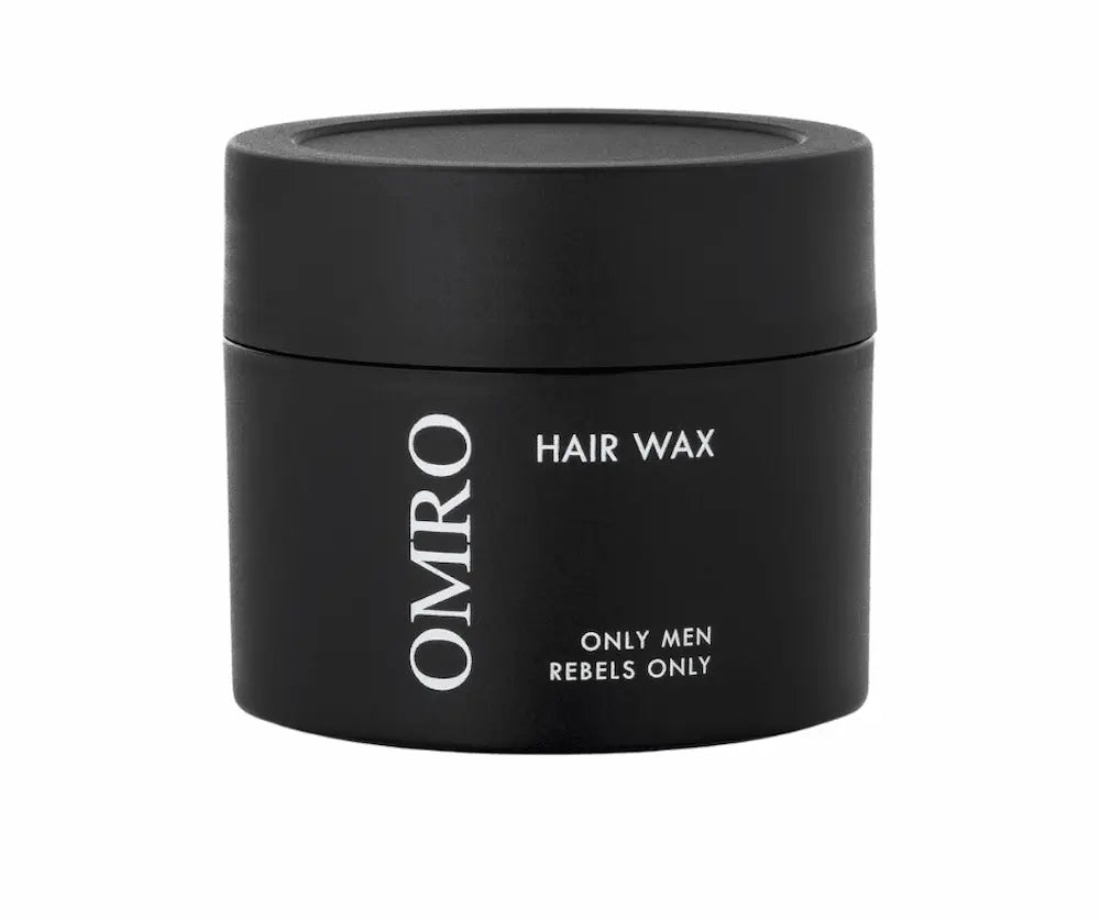 Schwarzer Tiegel OMRO Hair Wax mit weißer Aufschrift „Only Men Rebels Only“, Vorderansicht vor weißem Hintergrund