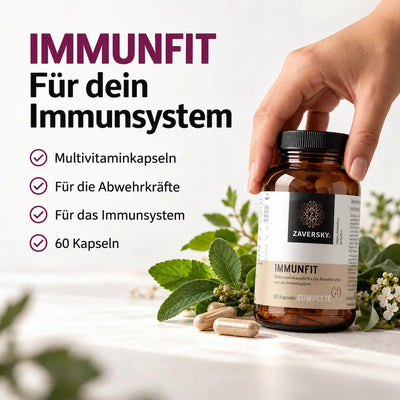 KI generiert - Zaversky Immunfit Multivitaminkapseln in brauner Dose mit 60 Kapseln, Hand hält Dose, daneben Kapseln, grüne Blätter und Checkliste