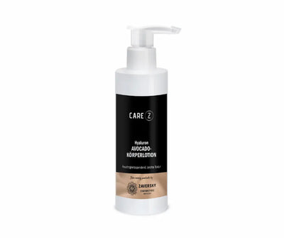 CARE Z Hyaluron Avocado-Körperlotion in weißer Pumpflasche mit schwarzem Etikett, Aufschrift „Feuchtigkeitsspendend. Leichte Textur".