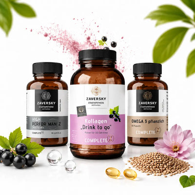 Drei Zaversky Braunglasflaschen mit schwarzem Deckel, mittig Kollagen „Drink to go", daneben High Performanz und Omega 3, dekoriert mit Beeren und Blüte