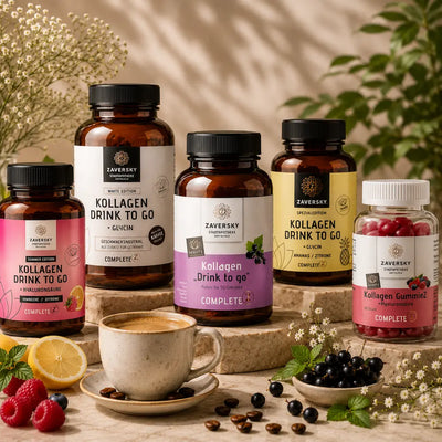 Zaversky Kollagen-Sortiment mit fünf Produkten auf Steinblöcken, davor Kaffeetasse, frische Früchte und Beeren