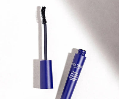 Geöffnete Dolomia Make-Up Mascara Waterproof Long Lasting Intense Black Lashes in blauer Tube mit sichtbarem schwarzem Bürstenapplikator.
