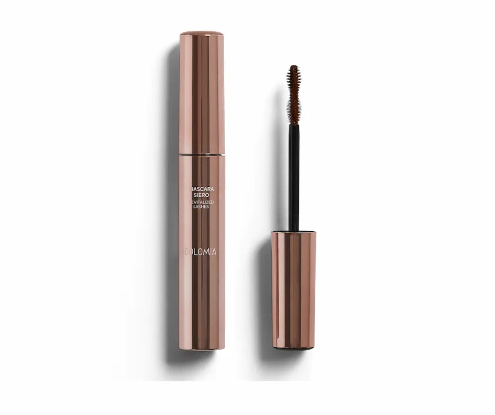 Dolomia Mascara Siero Revitalized Lashes in roségoldener Hülse, daneben geöffneter Applikator mit brauner Wimpernbürste.