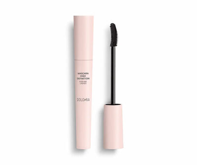 Dolomia Mascara High Definition Sublime Lashes in rosafarbener Tube mit geöffnetem schwarzem Applikator und geschwungener Bürste