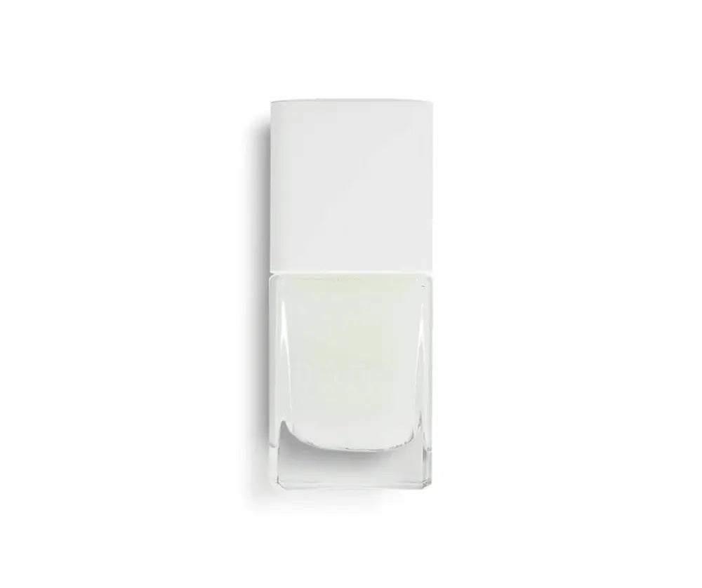 Rechteckige Nagellackflasche aus klarem Glas mit weißem Schraubverschluss und hellem, leicht grünlich-weißem Lack, Vorderansicht.