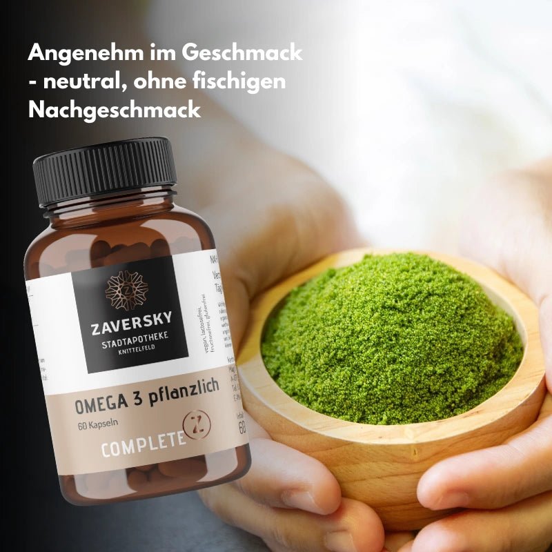 Zaversky Omega 3 pflanzlich Complete mit 60 Kapseln in brauner Flasche neben Holzschale mit grünem Algenpulver