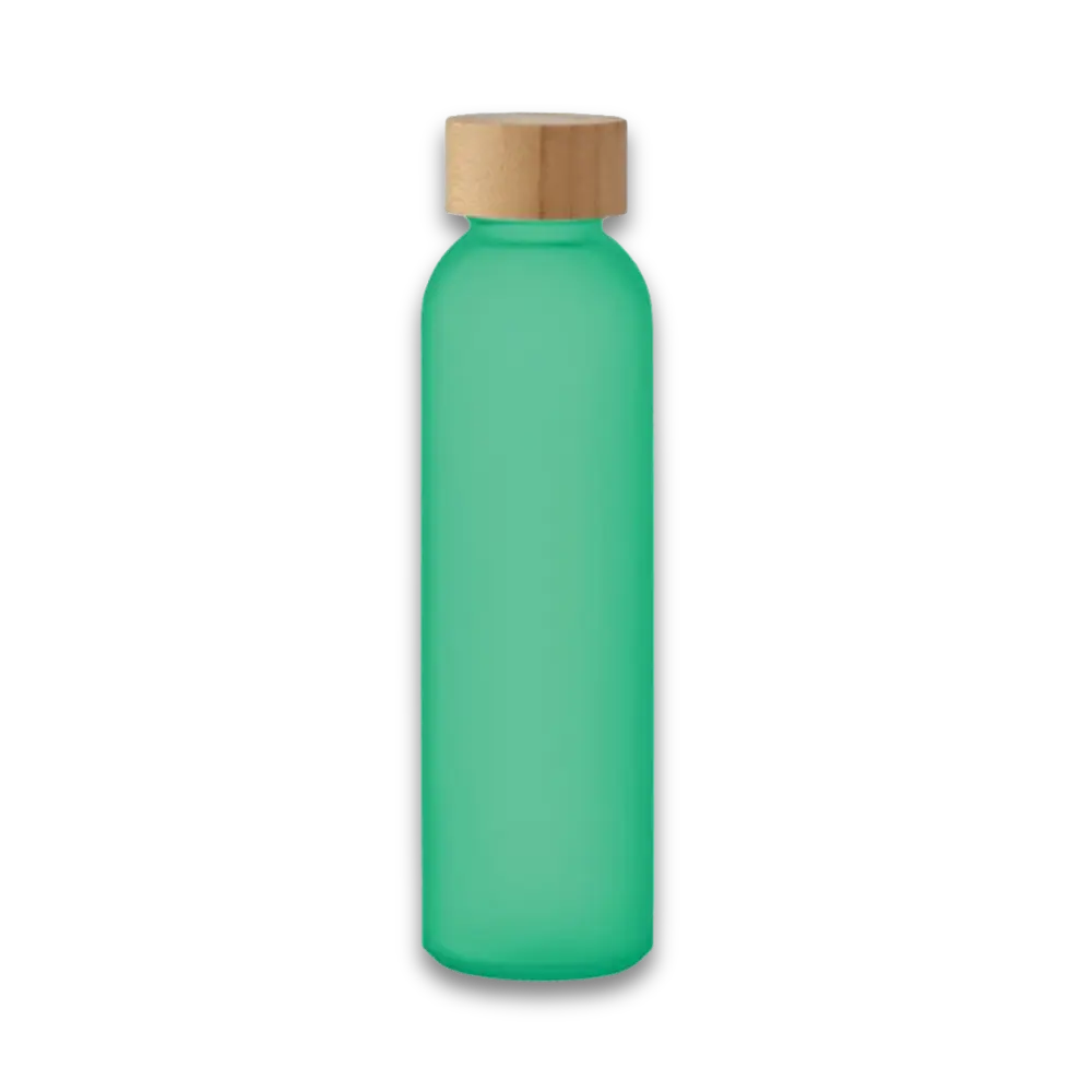 Trinkflasche aus mattiertem grünem Glas mit Schraubverschluss aus Holz, schlanke zylindrische Form, freigestellt fotografiert.